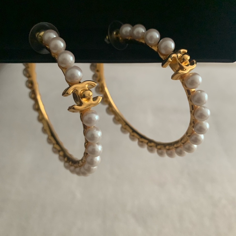 Chanel pearl hoops. - Picture 5 of 9